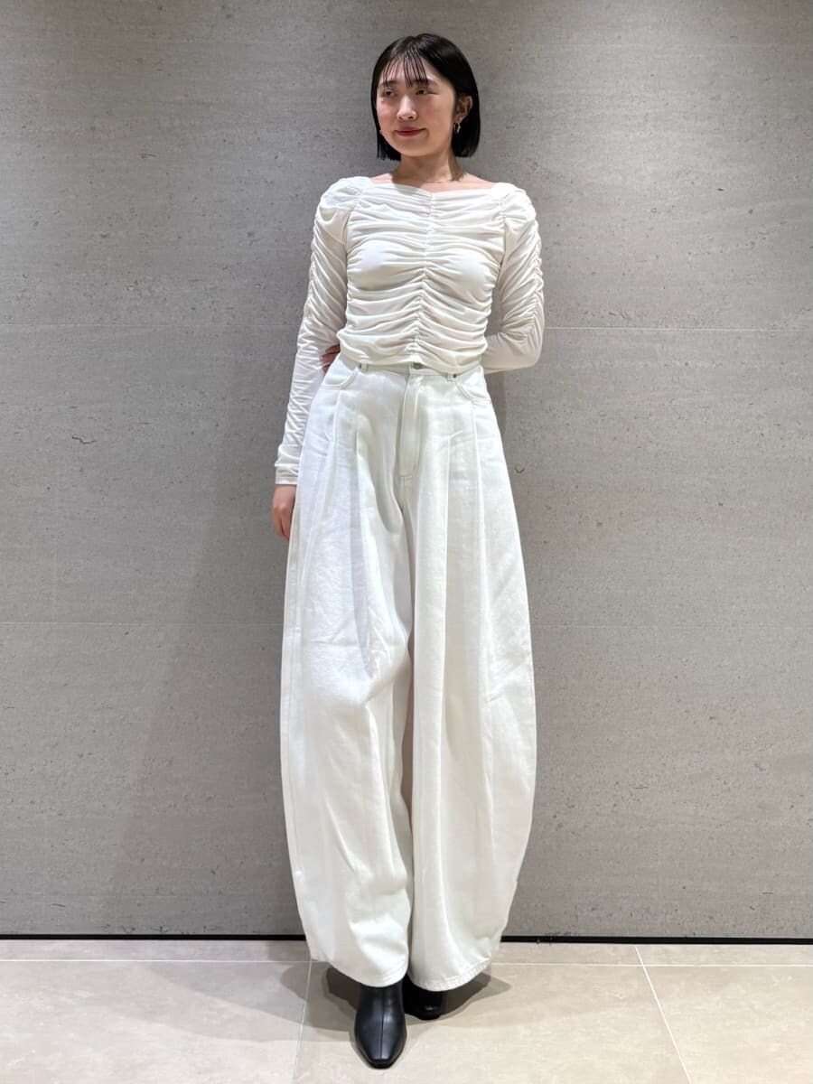 ホワイト系のTシャツ/カットソーを着用したレディースの冬コーディネートの2枚目の写真