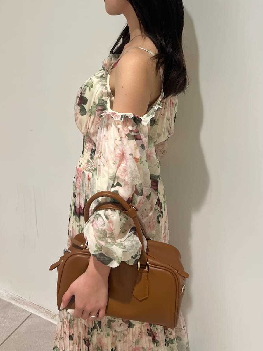 ピンク系のワンピース、イエロー系のボストンバッグを着用したレディースの冬コーディネートの5枚目の写真