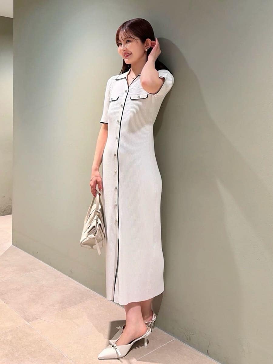 ホワイト系のボストンバッグ、ホワイト系のワンピースを着用したレディースの春コーディネートの4枚目の写真