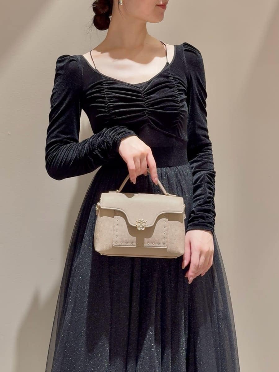 ブラック系のワンピース、ピンク系のパンプス、ベージュ系のショルダーバッグを着用したレディースの夏コーディネートの6枚目の写真