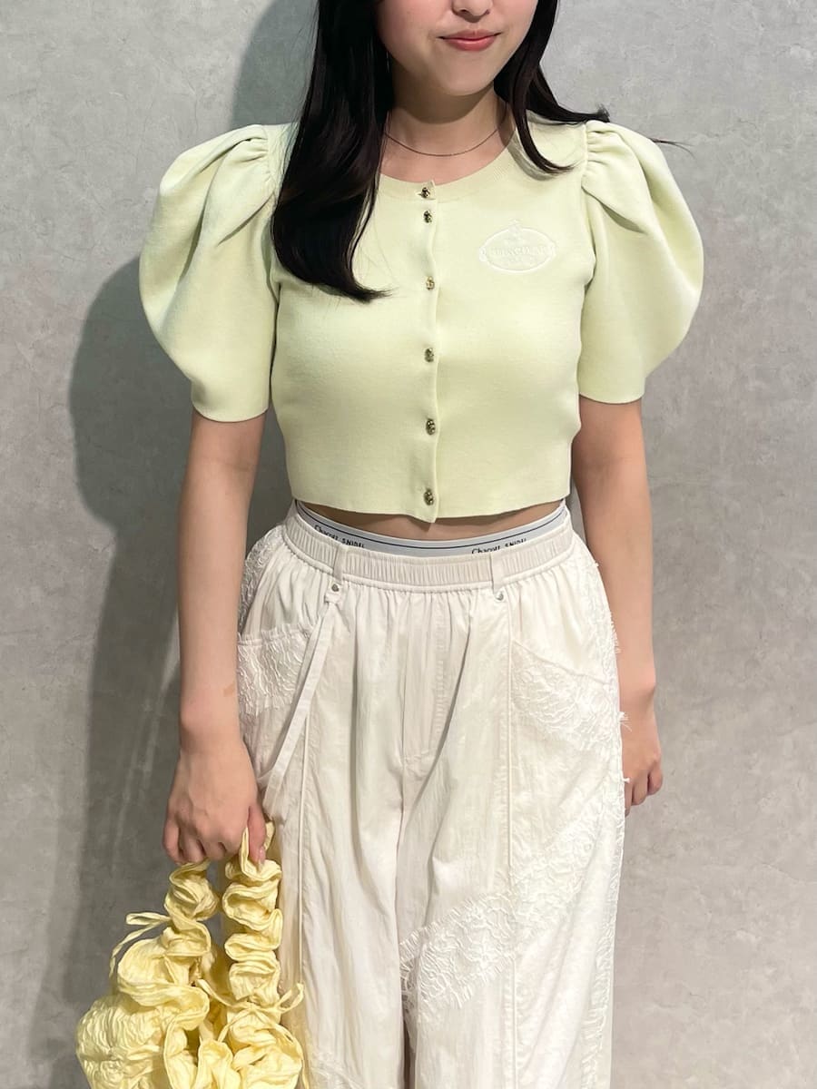 ホワイト系のその他パンツ、イエロー系のカーディガン/ボレロ、その他のパンプスを着用したレディースの春コーディネートの5枚目の写真