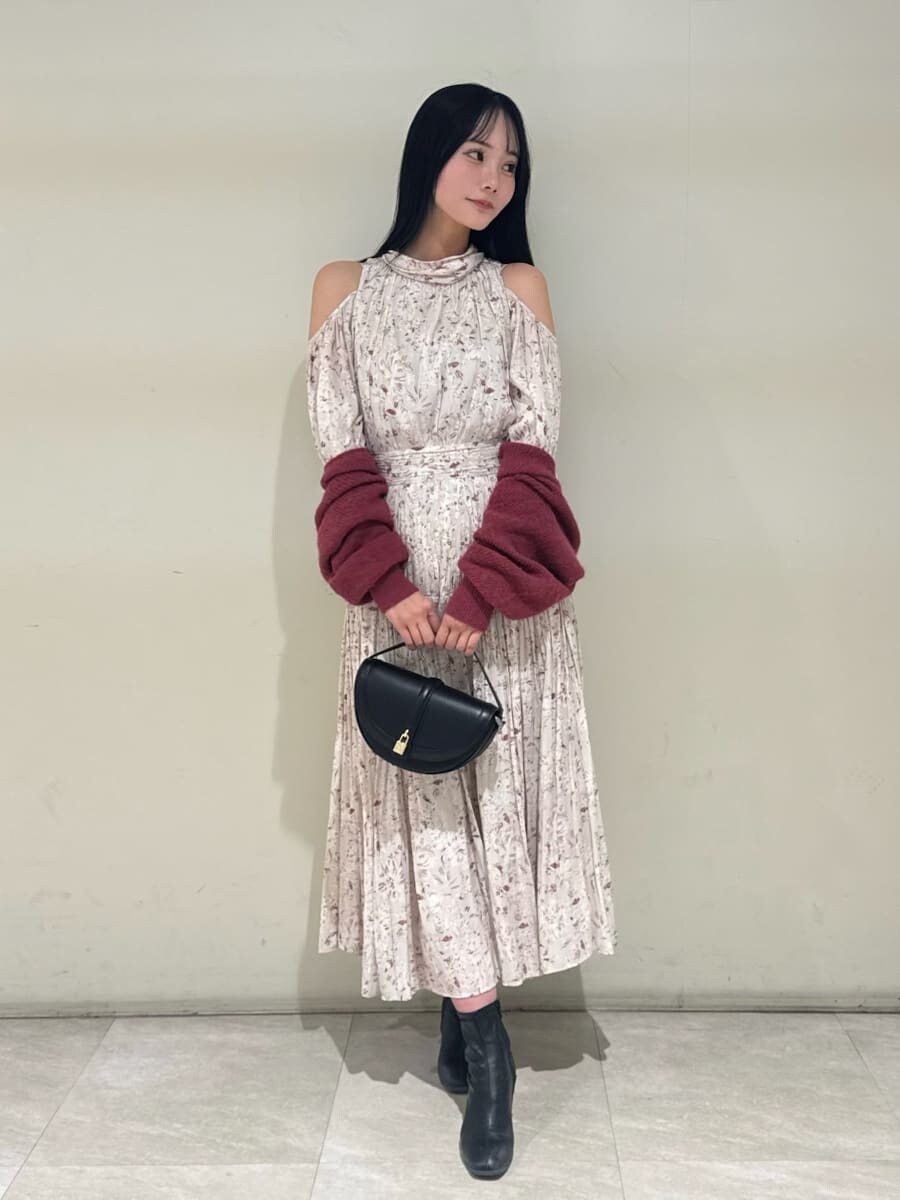 ブラック系のハンドバッグ、ピンク系のワンピース、ピンク系のカーディガン/ボレロを着用したレディースの冬コーディネートの5枚目の写真