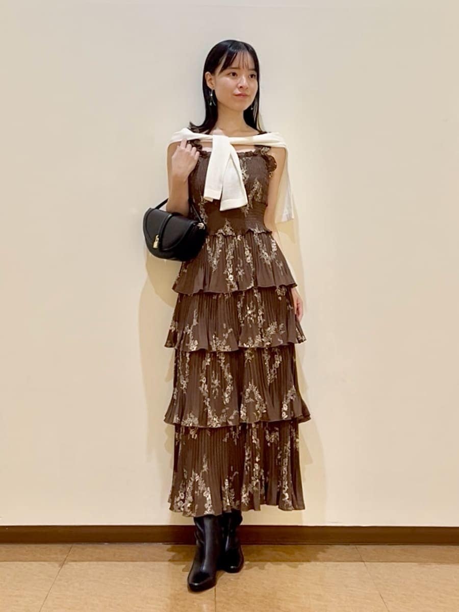 ブラウン系のワンピース、ホワイト系のカーディガン/ボレロ、ブラック系のブーツを着用したレディースの夏コーディネートの4枚目の写真