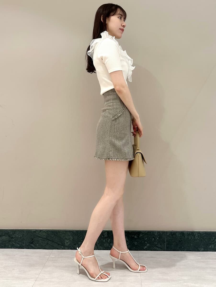 ホワイト系のTシャツ/カットソー、その他のその他パンツ、ホワイト系のサンダルを着用したレディースの夏コーディネートの3枚目の写真