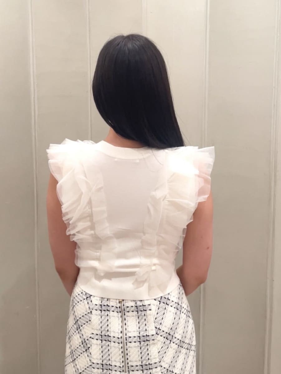 その他のサンダル、ホワイト系のスカート、ホワイト系のニット/セーターを着用したレディースの夏コーディネートの7枚目の写真