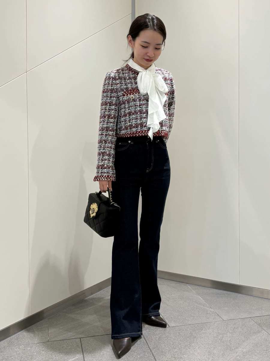 ブルー系のデニムパンツ、その他のノーカラージャケット、ホワイト系のシャツ/ブラウスを着用したレディースの秋コーディネートの2枚目の写真