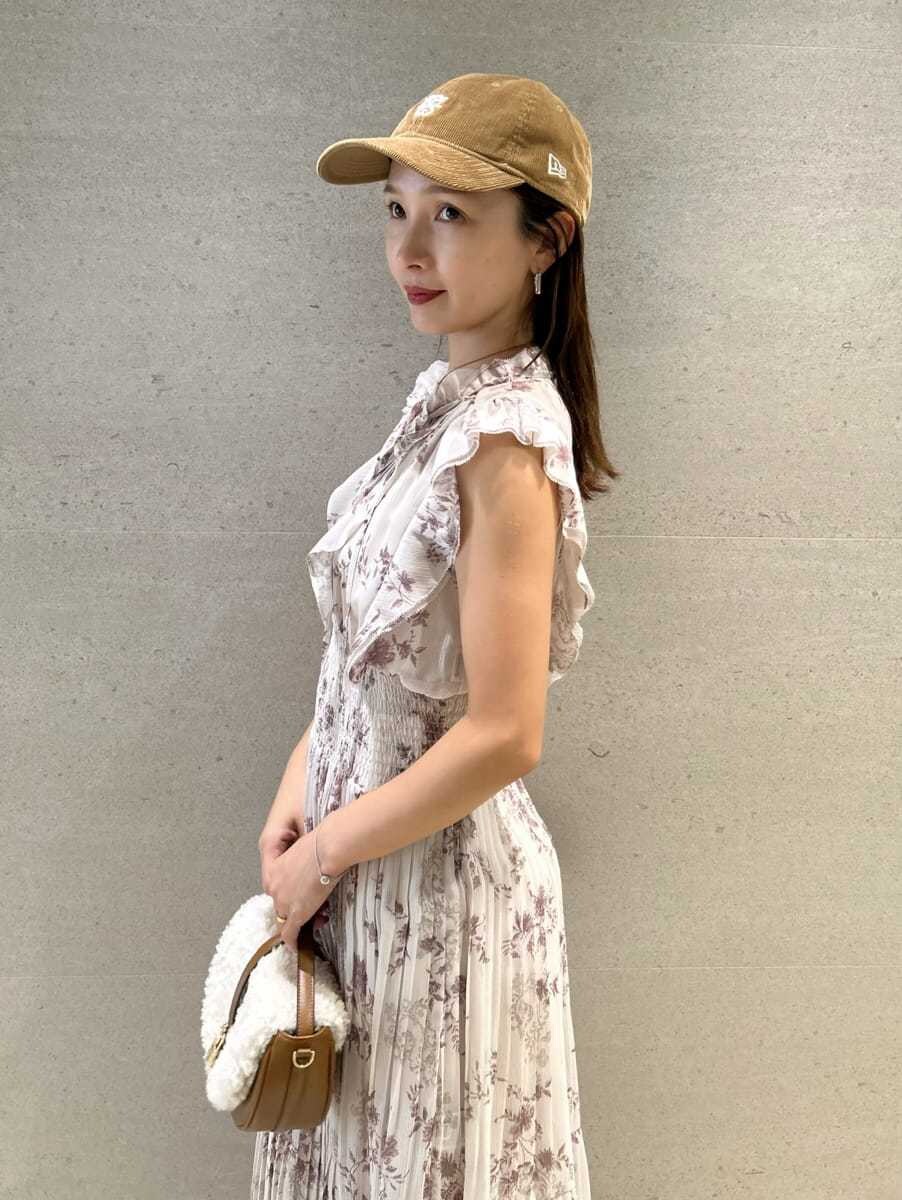 ピンク系のワンピース、イエロー系のハンドバッグ、グレー系のブーツを着用したレディースの秋コーディネートの2枚目の写真