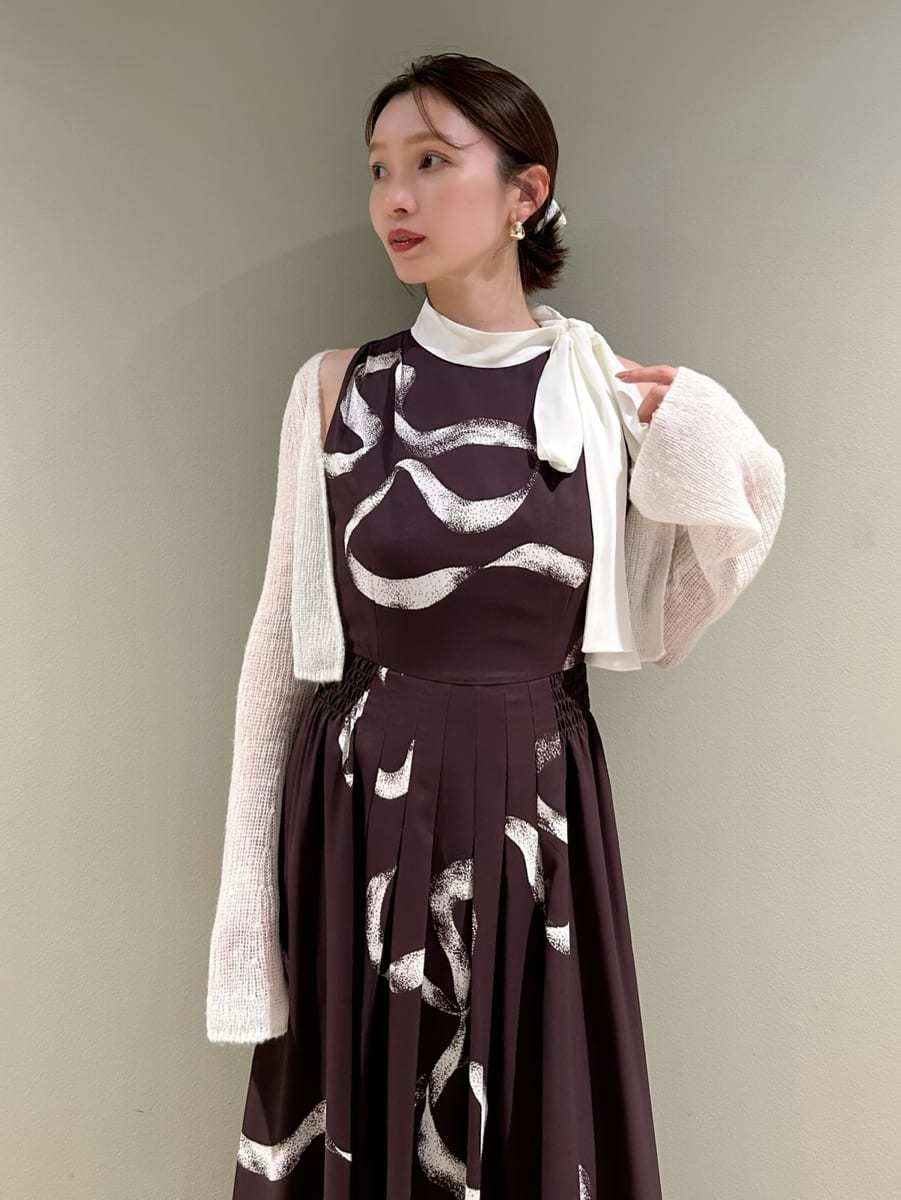 ブラウン系のブルゾン、ブラウン系のワンピース、ベージュ系のローファーを着用したレディースの冬コーディネートの2枚目の写真