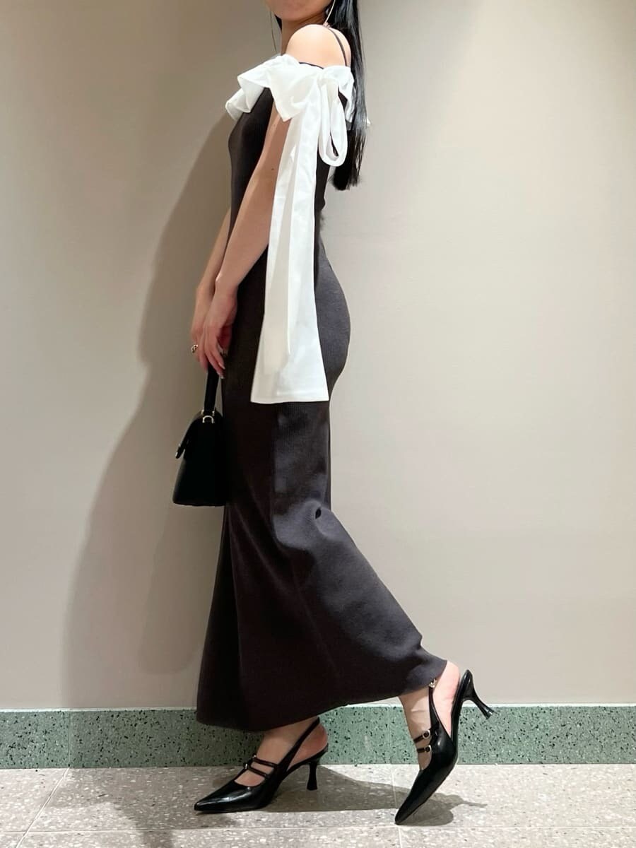 グレー系のワンピース、ブラック系のショルダーバッグ、その他のピアス（両耳用）を着用したレディースの夏コーディネートの4枚目の写真