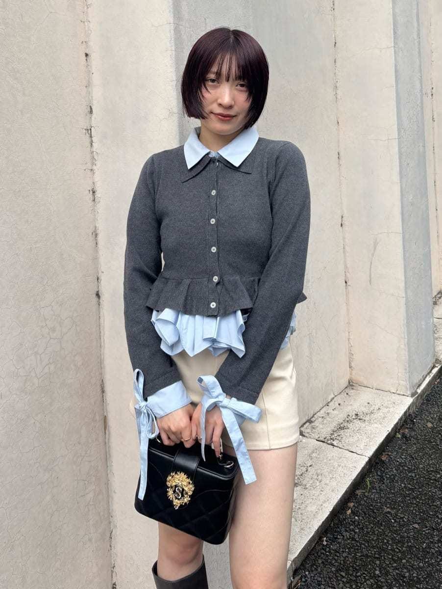 グレー系のカーディガン/ボレロ、ブラック系のショルダーバッグ、ホワイト系のその他パンツを着用したレディースの秋コーディネートの5枚目の写真