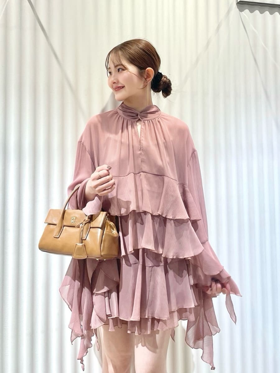 レッド系のシャツ/ブラウス、レッド系のその他パンツ、ベージュ系のブーツを着用したレディースの秋コーディネートの3枚目の写真