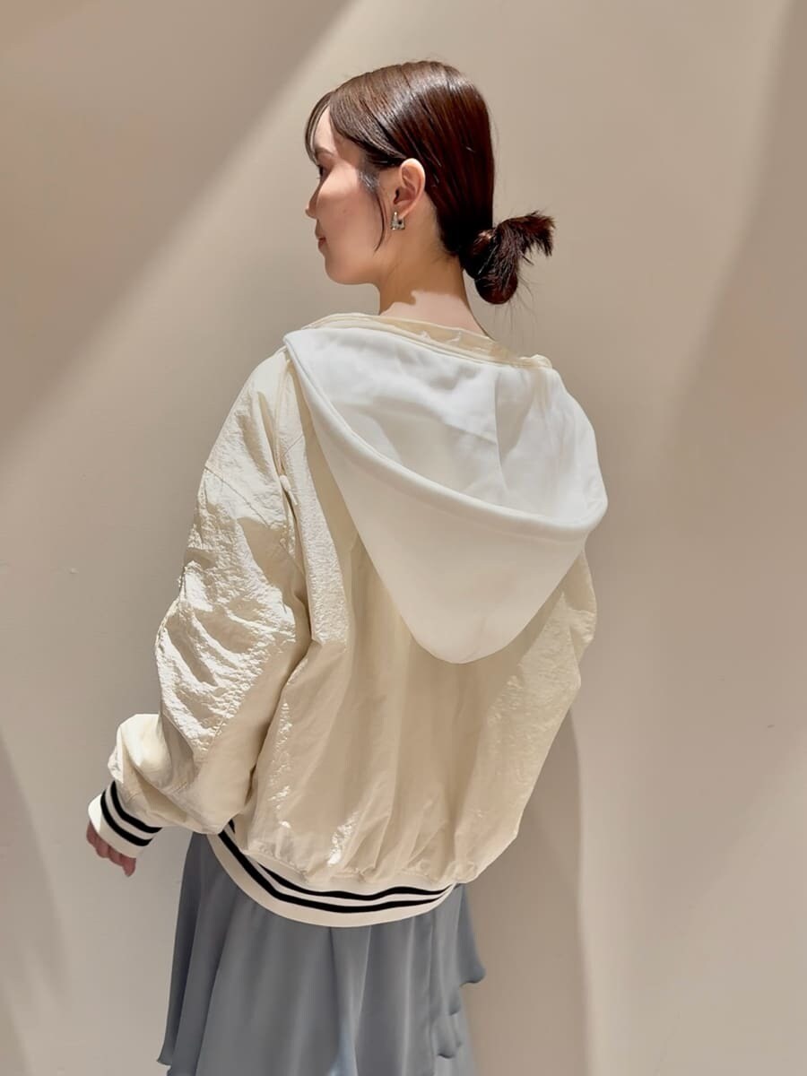 ホワイト系のブルゾン、ホワイト系のニット/セーター、ブルー系のスカートを着用したレディースの秋コーディネートの6枚目の写真