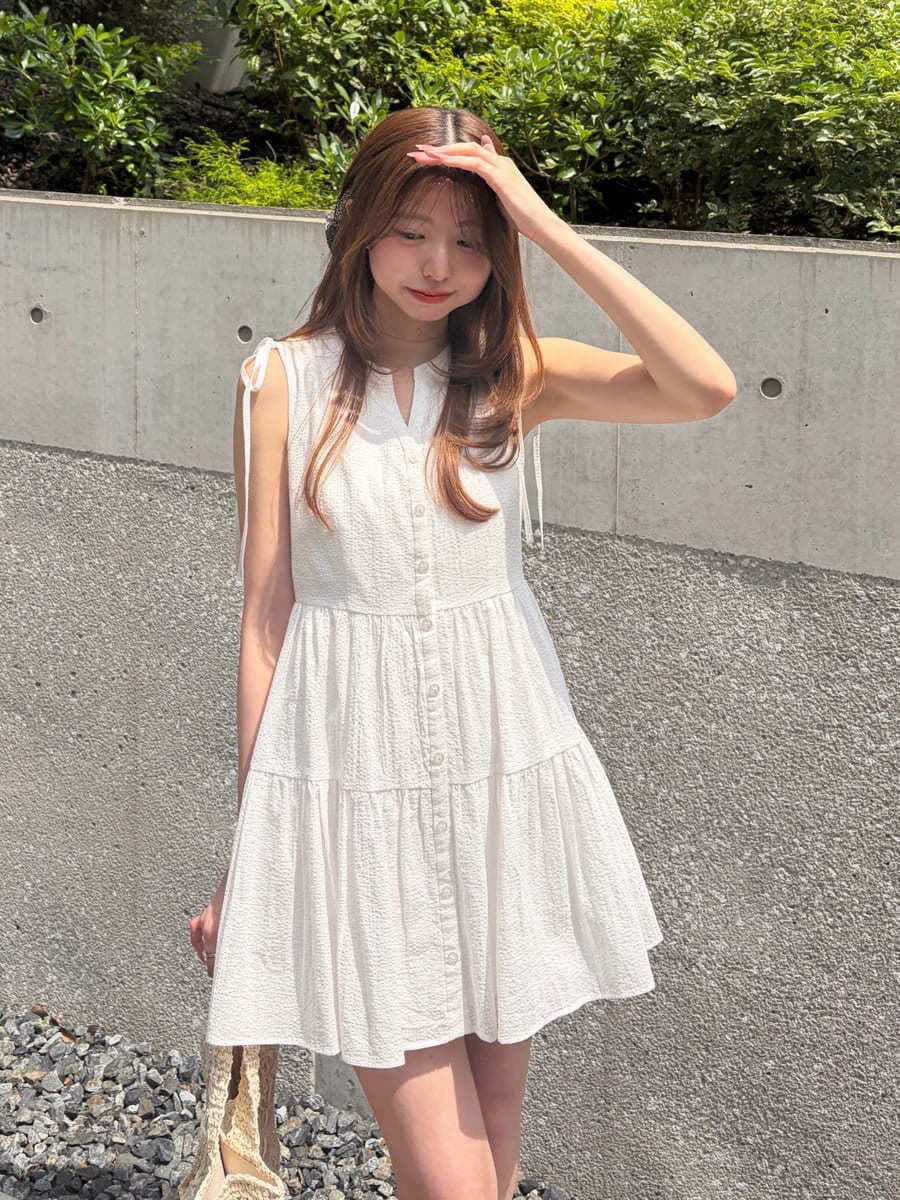 ブラック系のサンダル、ベージュ系のトートバッグを着用したレディースの夏コーディネートの2枚目の写真