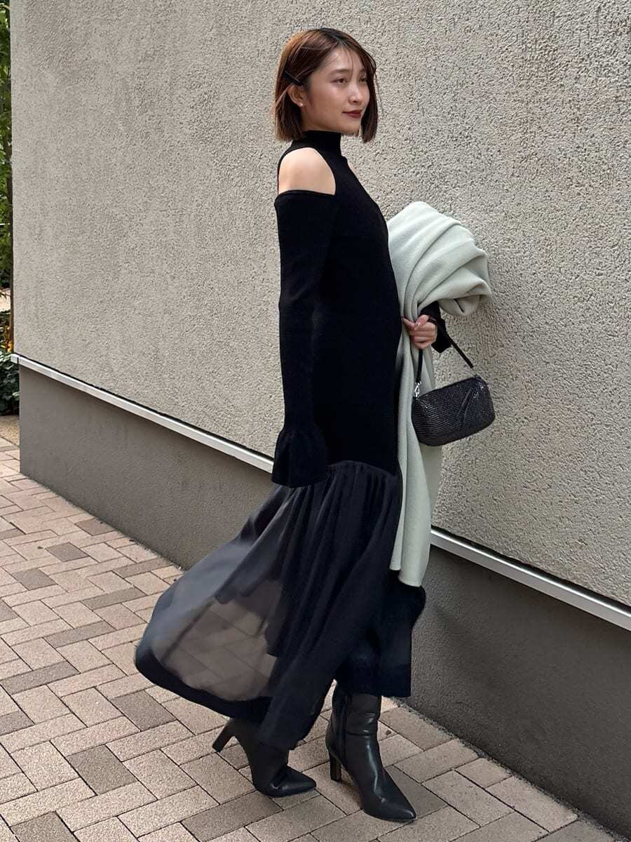 グレー系のブーツ、グリーン系のチェスターコート、ブラック系のワンピースを着用したレディースの秋コーディネートの8枚目の写真