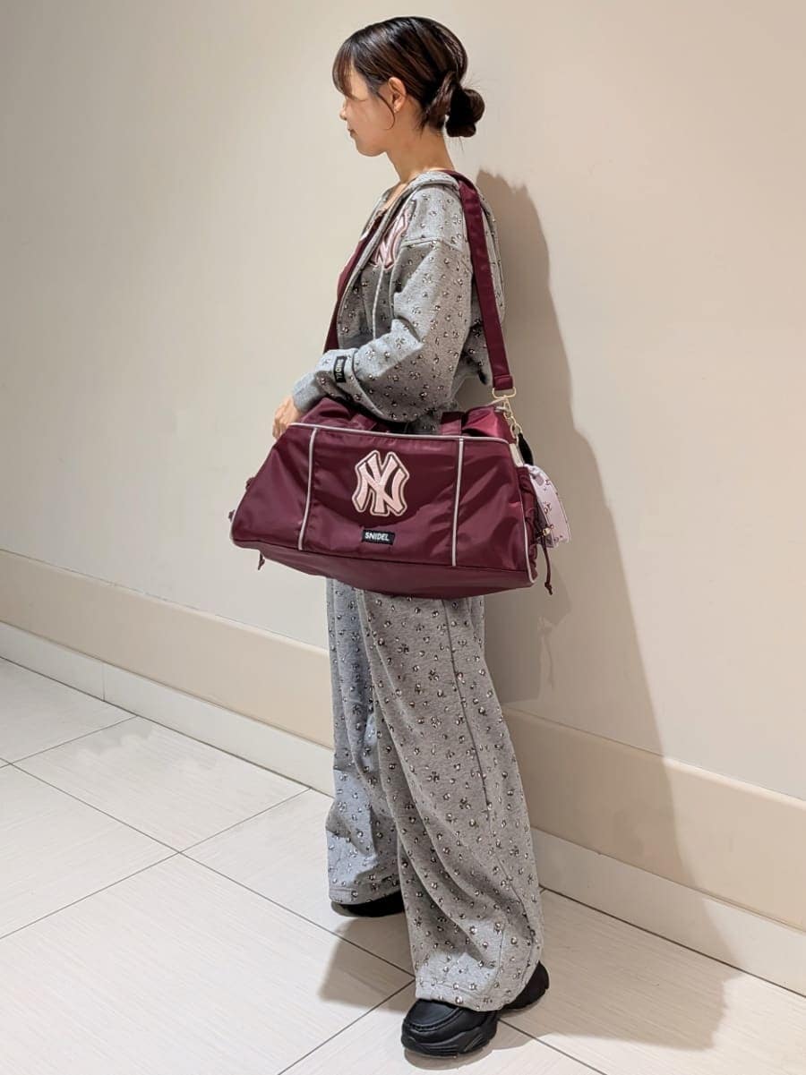 グレー系のその他パンツ、グレー系のパーカー、レッド系のキャミソールを着用したレディースの春コーディネートの2枚目の写真