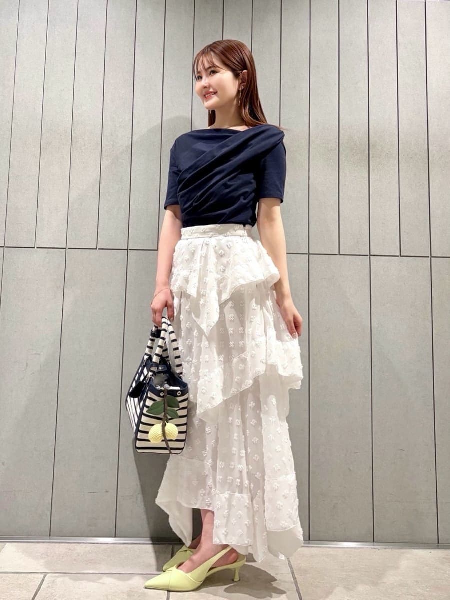 その他のスカート、ブルー系のTシャツ/カットソー、イエロー系のパンプスを着用したレディースの春コーディネートの3枚目の写真