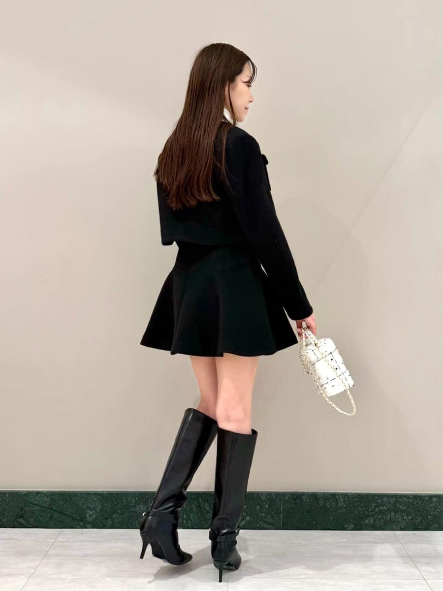 ブラック系のノーカラージャケット、ブラック系のその他パンツ、ホワイト系のニット/セーターを着用したレディースの秋コーディネートの4枚目の写真