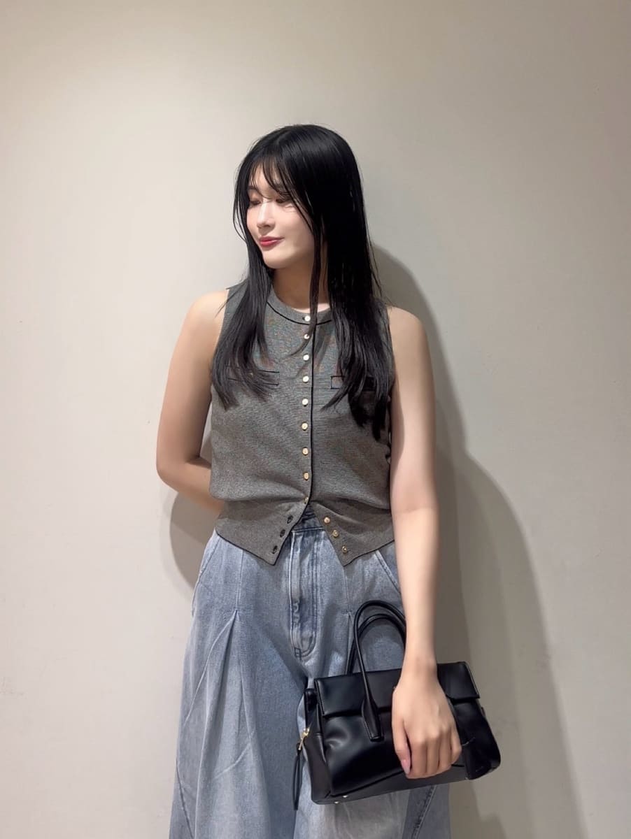 ブルー系のデニムパンツ、その他のニット/セーター、ブラック系のサンダルを着用したレディースの夏コーディネートの4枚目の写真