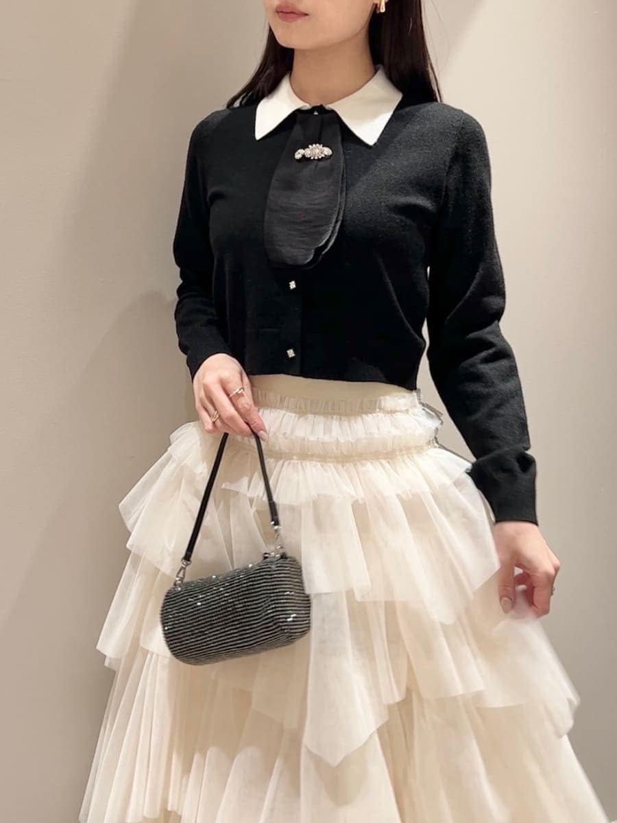 ブラック系のカーディガン/ボレロを着用したレディースの冬コーディネートの4枚目の写真