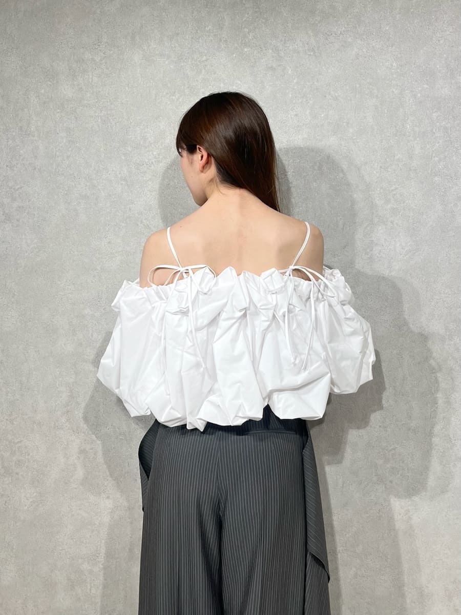 グレー系のその他パンツ、ホワイト系のシャツ/ブラウス、ブラック系のパンプスを着用したレディースの春コーディネートの6枚目の写真