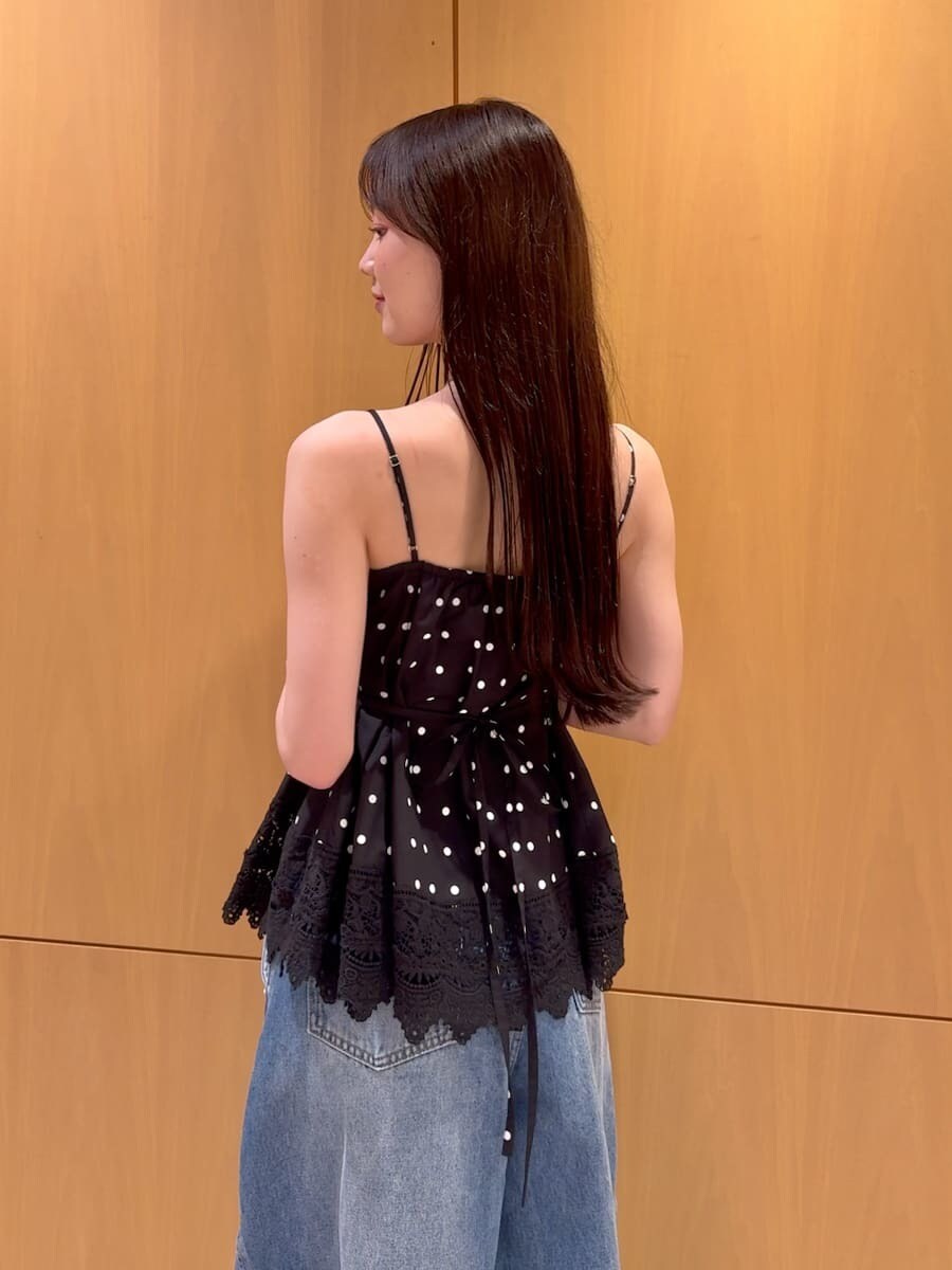ブラック系のかごバッグ、ブルー系のデニムパンツ、その他のキャミソールを着用したレディースの夏コーディネートの5枚目の写真