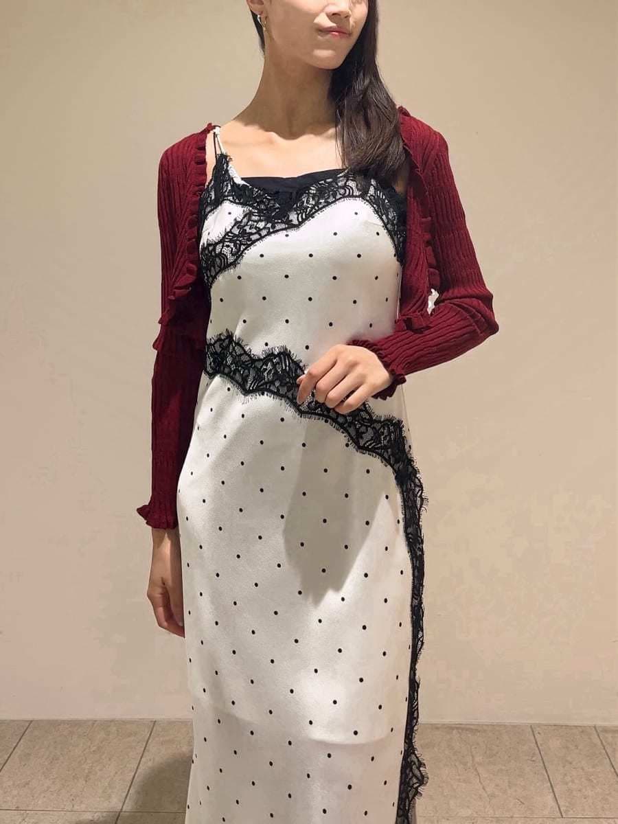 ブラック系のハンドバッグ、その他のワンピース、レッド系のカーディガン/ボレロを着用したレディースの夏コーディネートの2枚目の写真