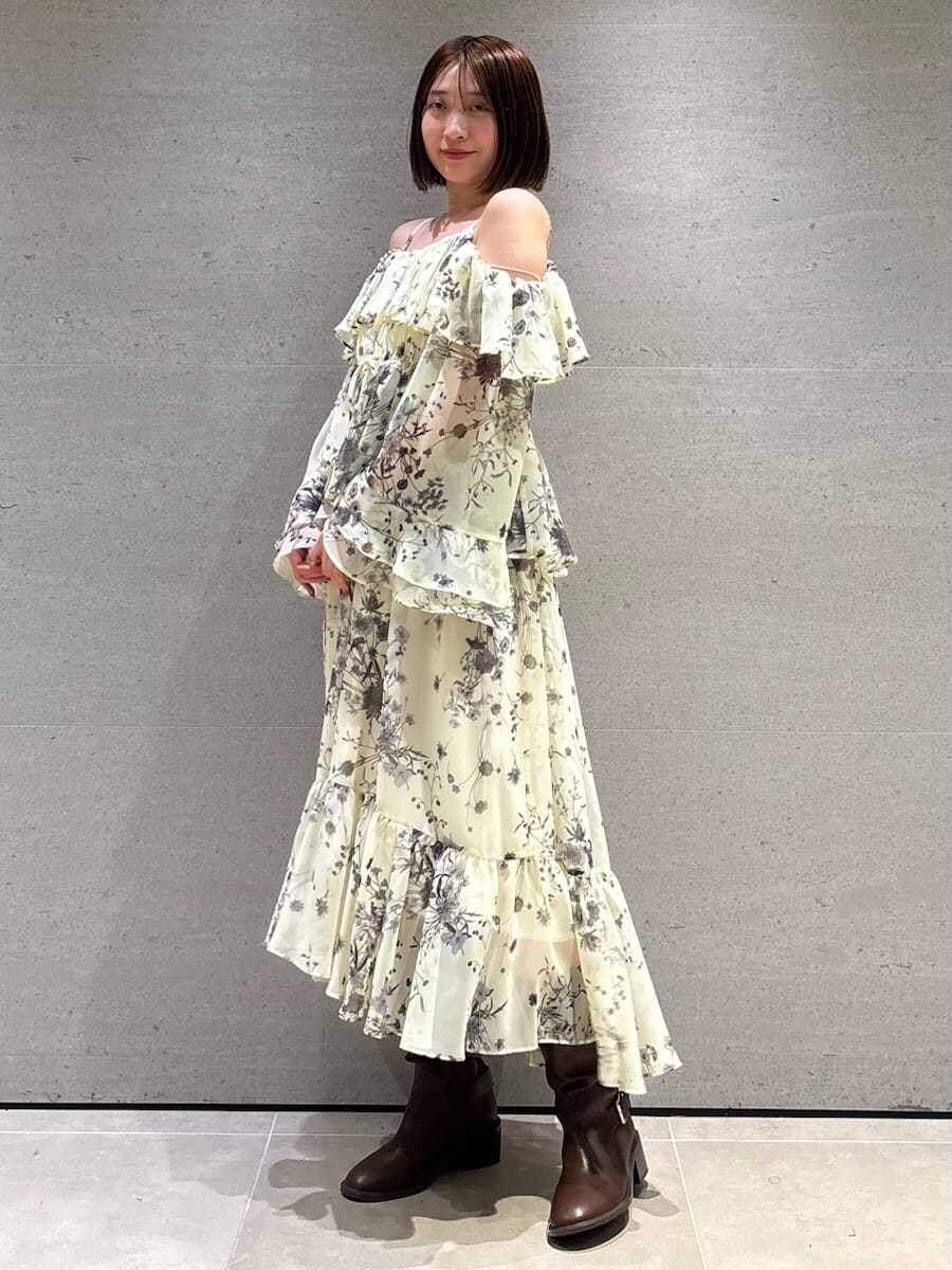 イエロー系のワンピースを着用したレディースの秋コーディネートの3枚目の写真