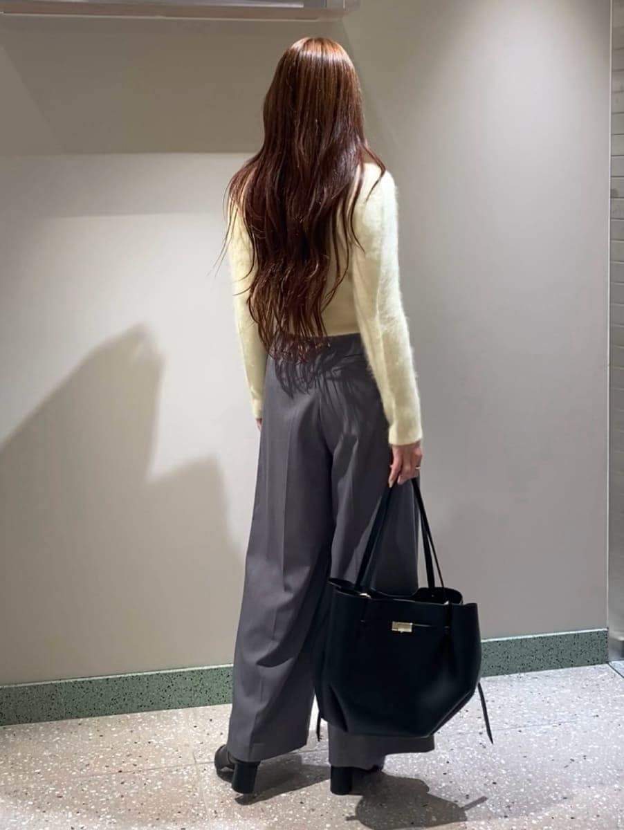 イエロー系のテーラードジャケット、グレー系のその他パンツ、ブラック系のブーツを着用したレディースの秋コーディネートの5枚目の写真