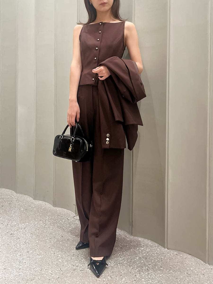 ブラウン系のテーラードジャケット、ブラウン系のキャミソール、ブラウン系のその他パンツを着用したレディースの夏コーディネートの2枚目の写真