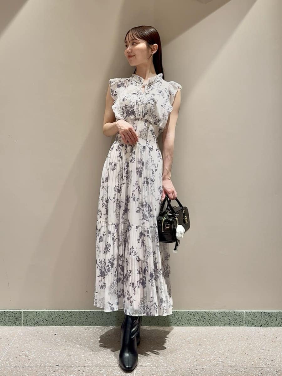 ホワイト系のワンピース、ブルー系のカーディガン/ボレロ、ブラック系のブーツを着用したレディースの秋コーディネートの3枚目の写真