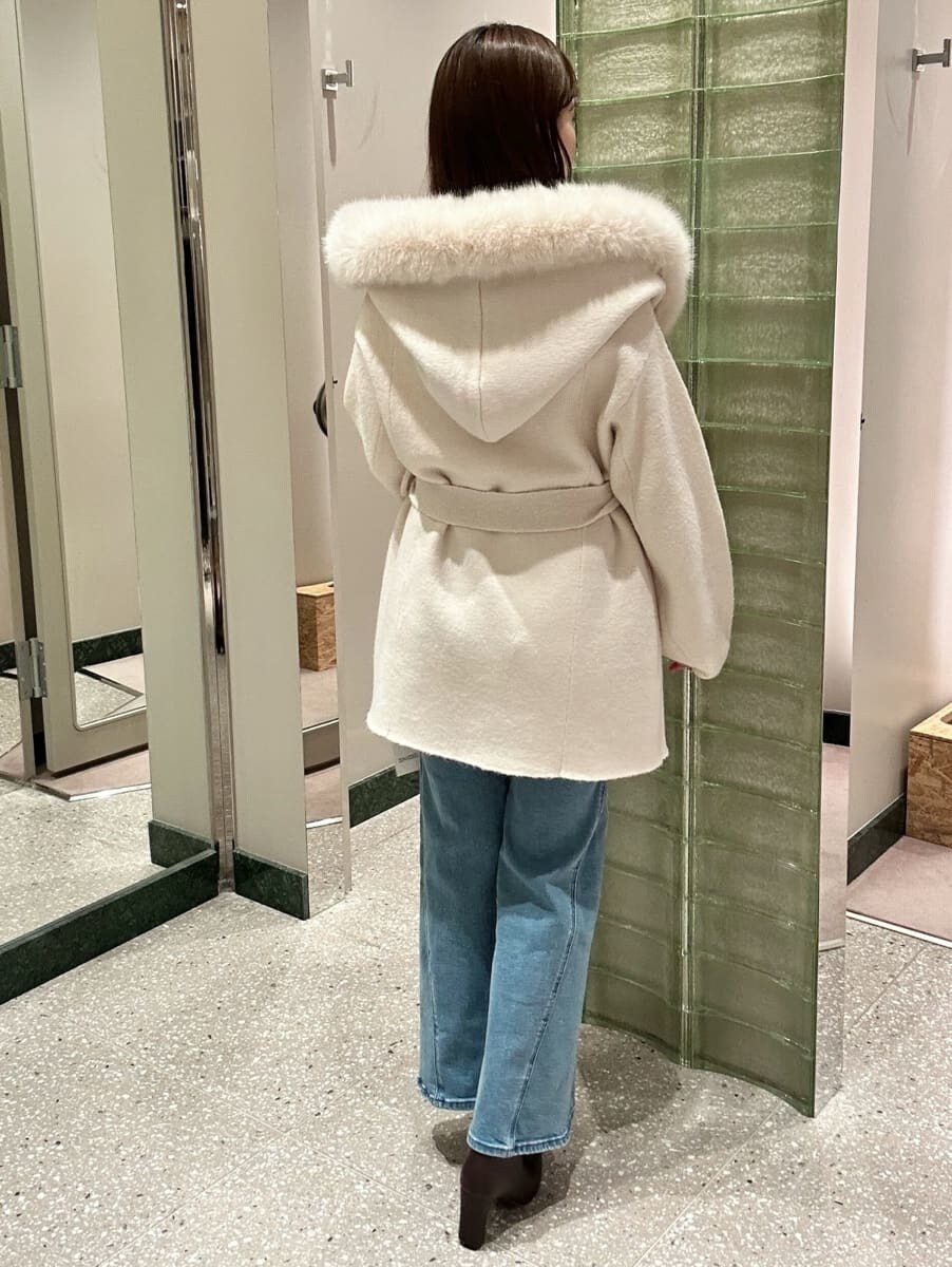 ホワイト系のその他アウター、ホワイト系のニット/セーター、ブルー系のその他パンツを着用したレディースの秋コーディネートの4枚目の写真