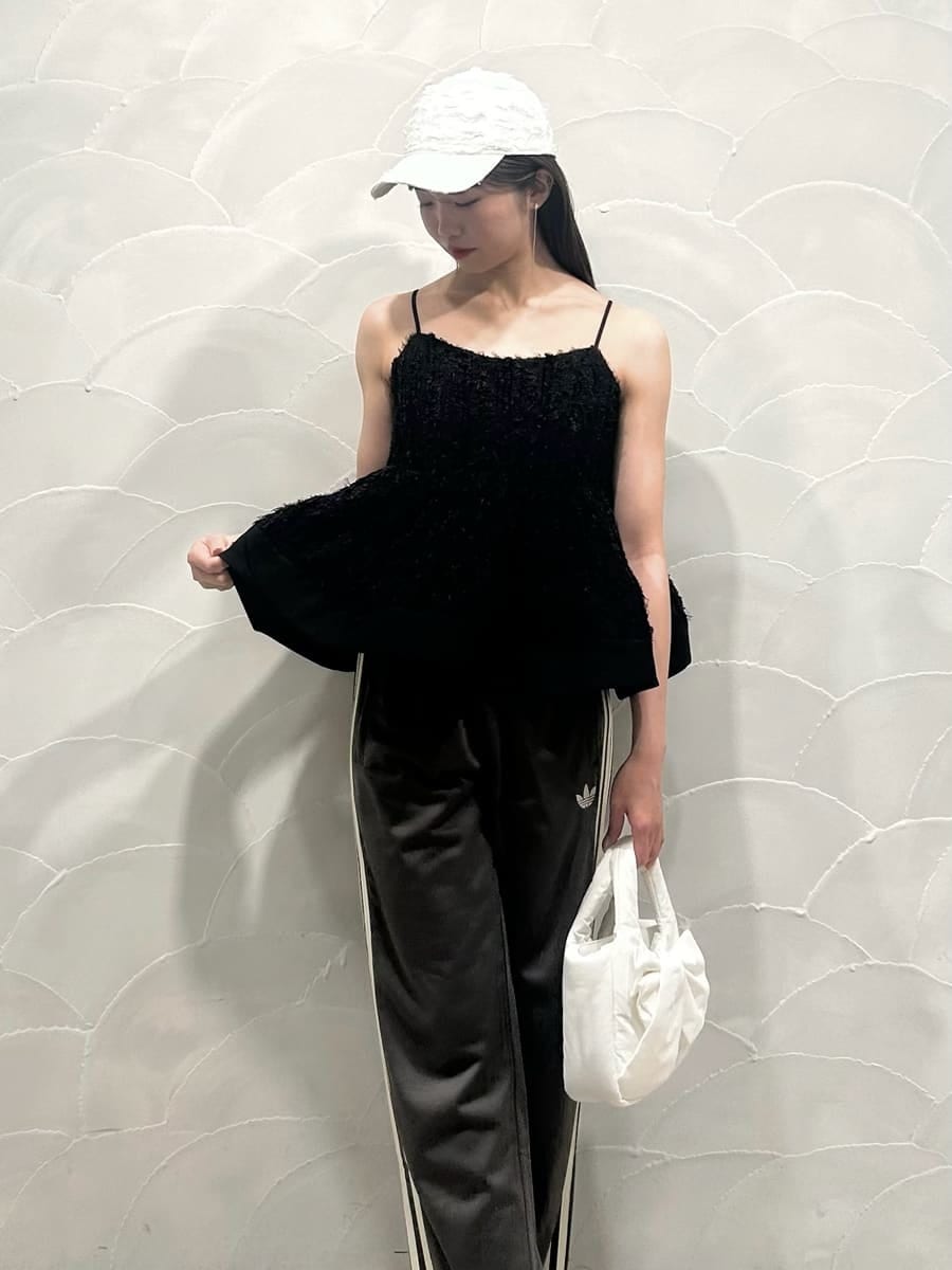 ブラック系のその他トップス、グレー系のその他パンツ、その他のパンプスを着用したレディースの冬コーディネートの4枚目の写真