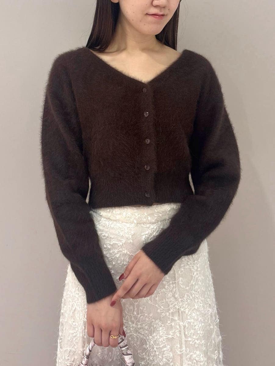 ブラウン系のカーディガン/ボレロ、ホワイト系のスカート、ピンク系のハンドバッグを着用したレディースの秋コーディネートの4枚目の写真