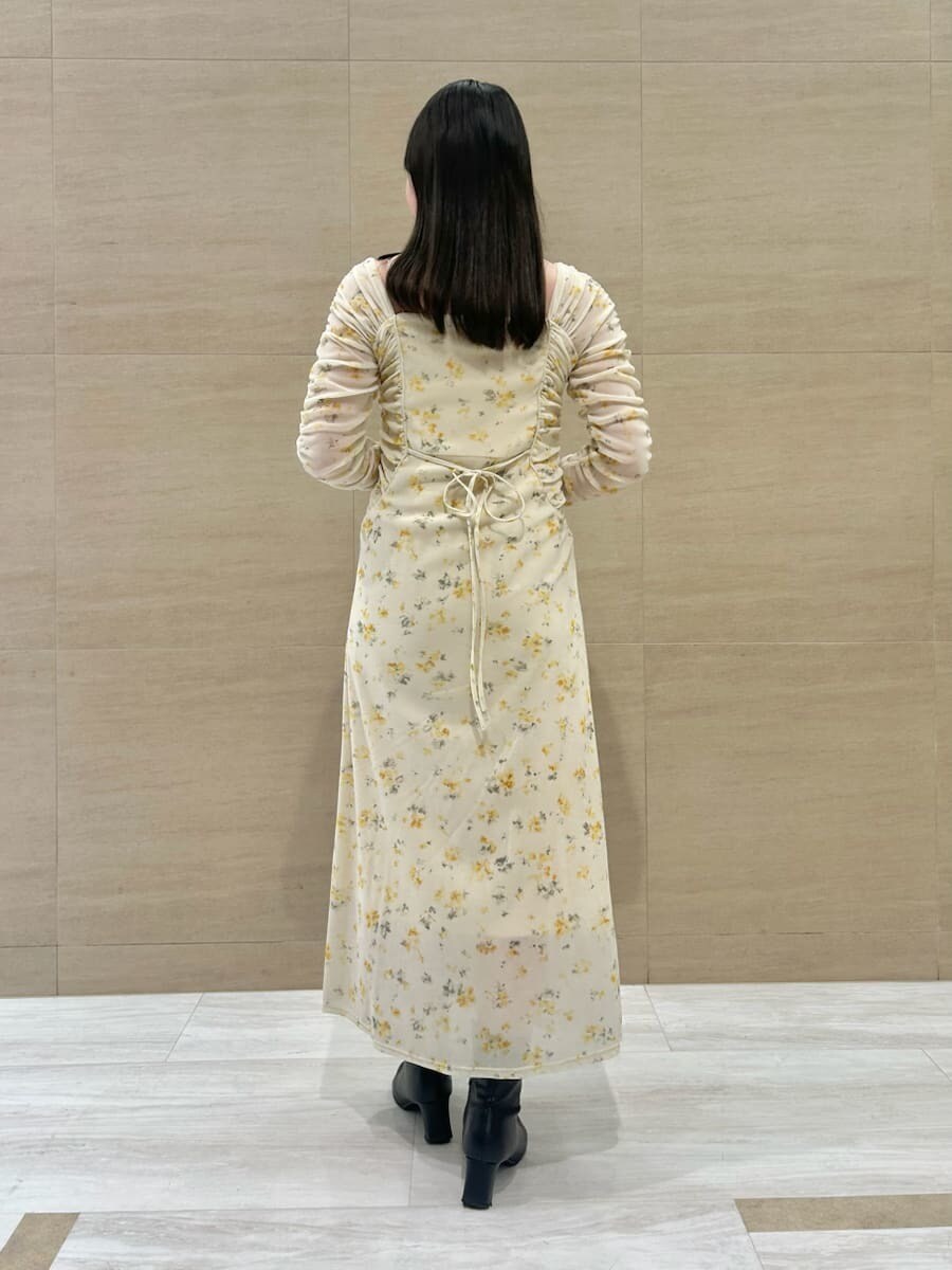 イエロー系のワンピースを着用したレディースの冬コーディネートの3枚目の写真