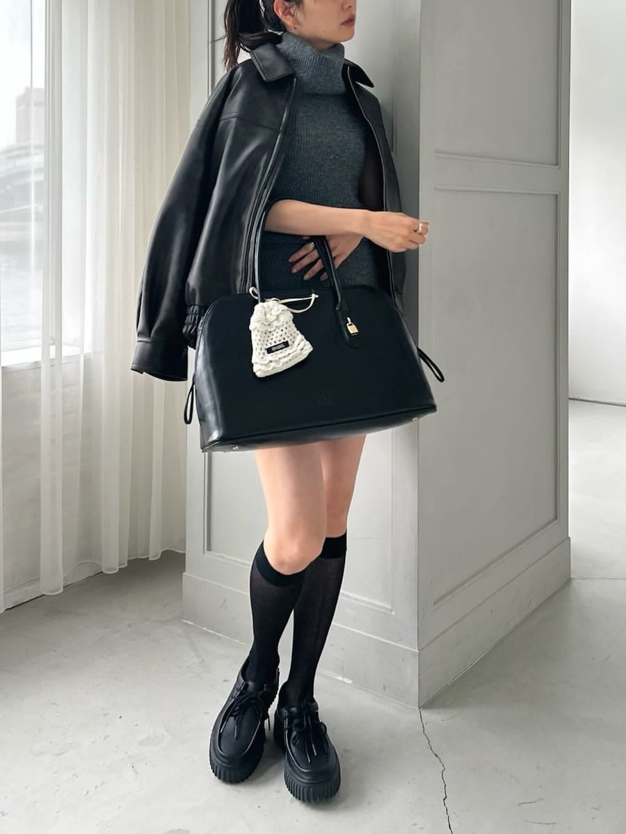 ブラウン系のブルゾン、グレー系のワンピース、ブラック系のハンドバッグを着用したレディースの夏コーディネートの4枚目の写真