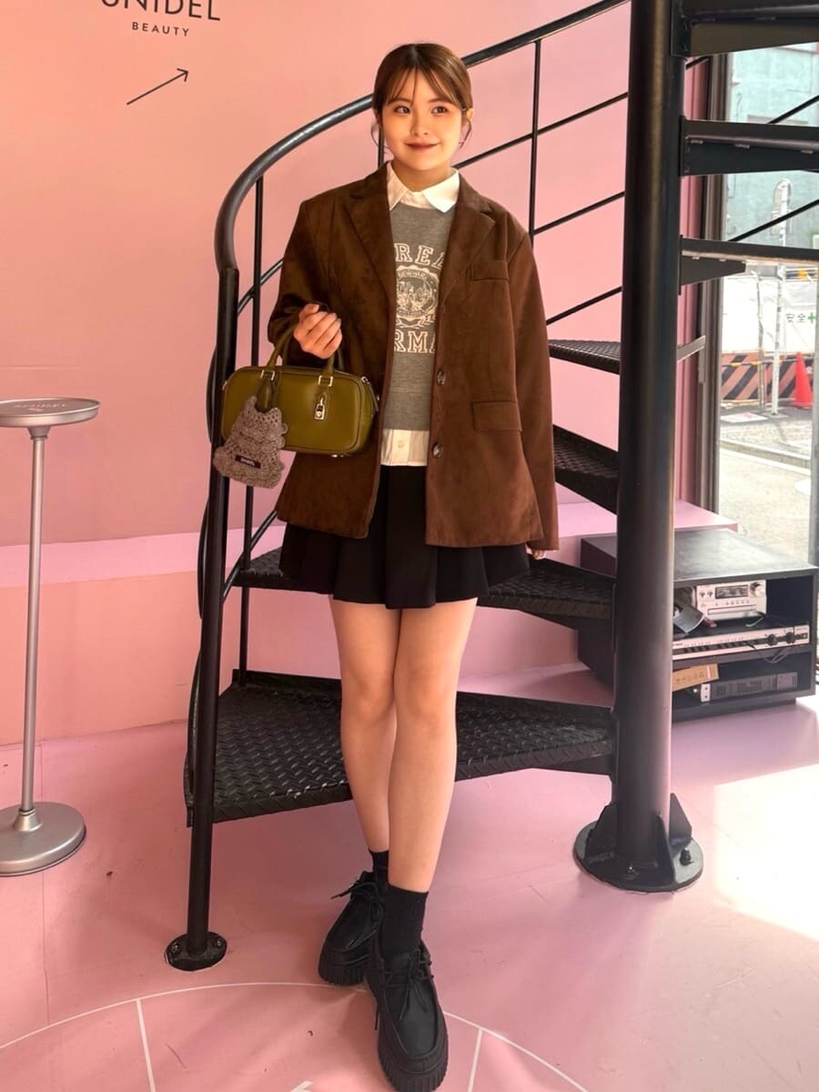 ブラウン系のテーラードジャケット、グレー系のニット/セーター、ブラック系のその他パンツを着用したレディースの秋コーディネートの2枚目の写真