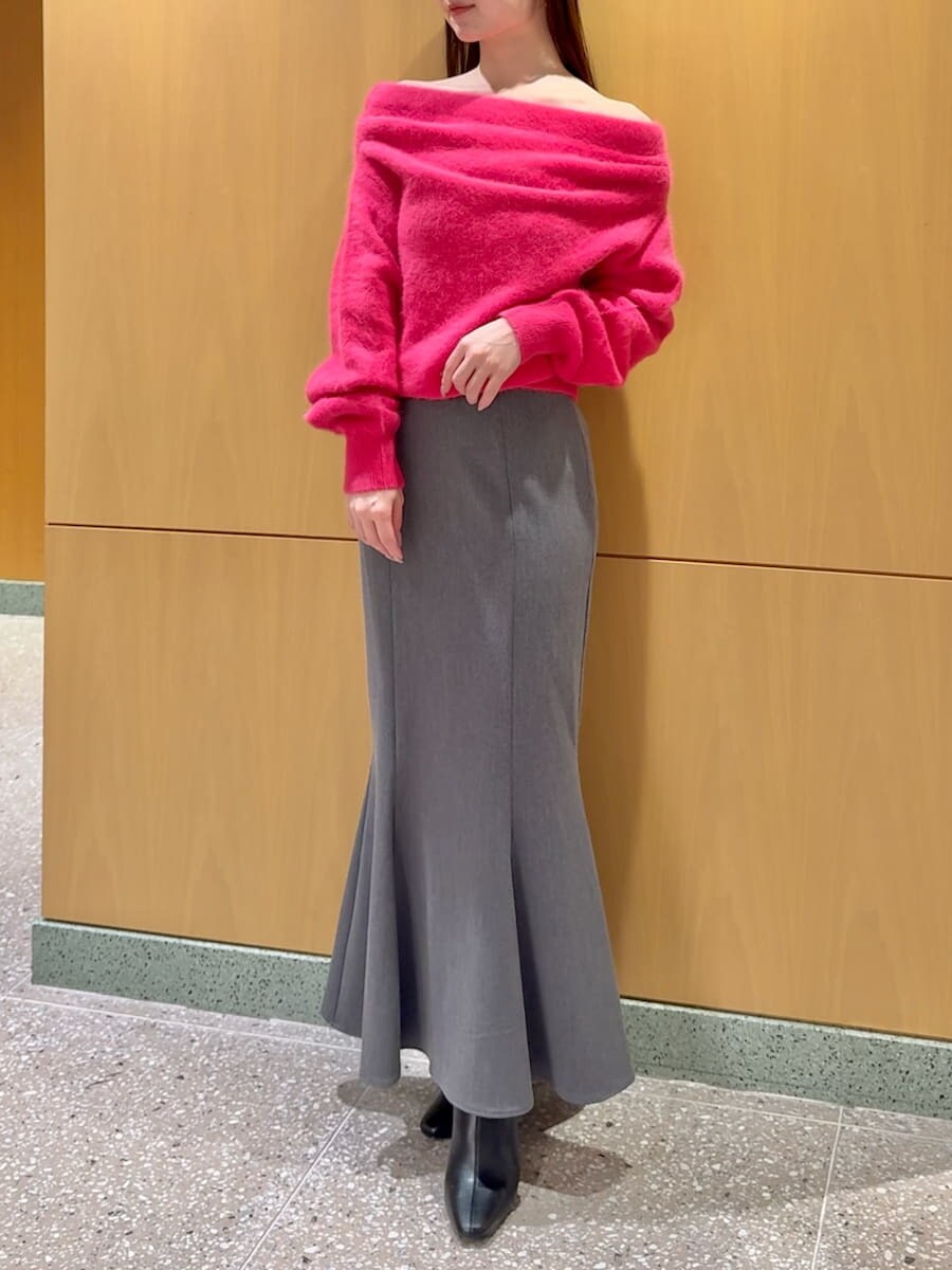 ブラック系のブーツ、ブラック系のショルダーバッグ、ピンク系のニット/セーターを着用したレディースの冬コーディネートの5枚目の写真