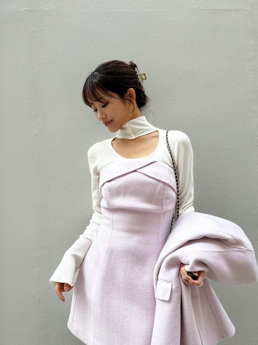 ピンク系のワンピース、ピンク系のテーラードジャケット、ブラック系のニット/セーターを着用したレディースの秋コーディネートの4枚目の写真