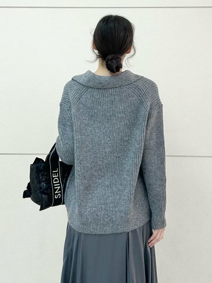 ベージュ系のブーツ、ブラック系のハンドバッグ、グレー系のワンピースを着用したレディースの冬コーディネートの5枚目の写真