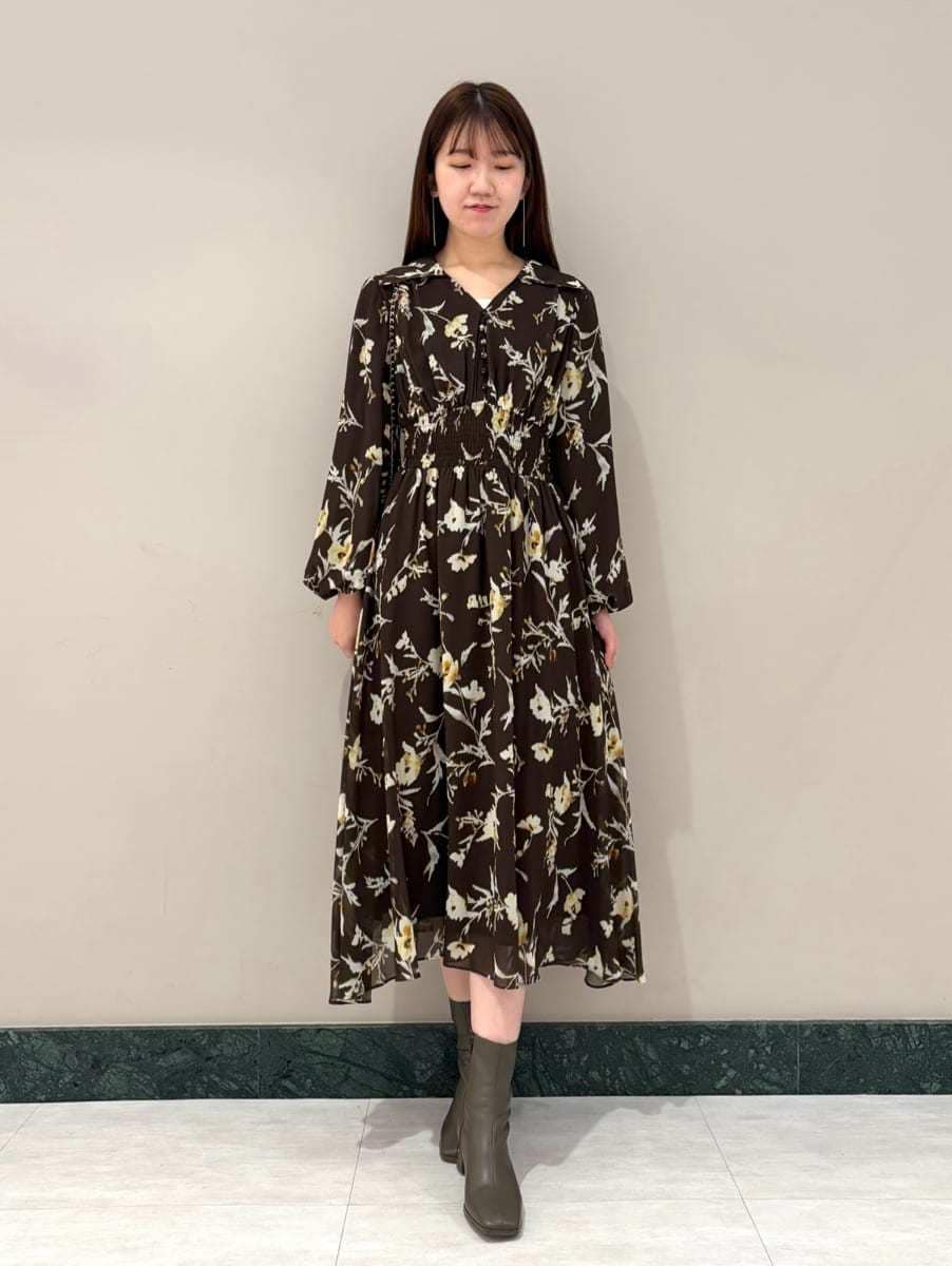 ベージュ系のキャミソール、ブラック系のショルダーバッグ、ブラウン系のワンピースを着用したレディースの冬コーディネートの5枚目の写真