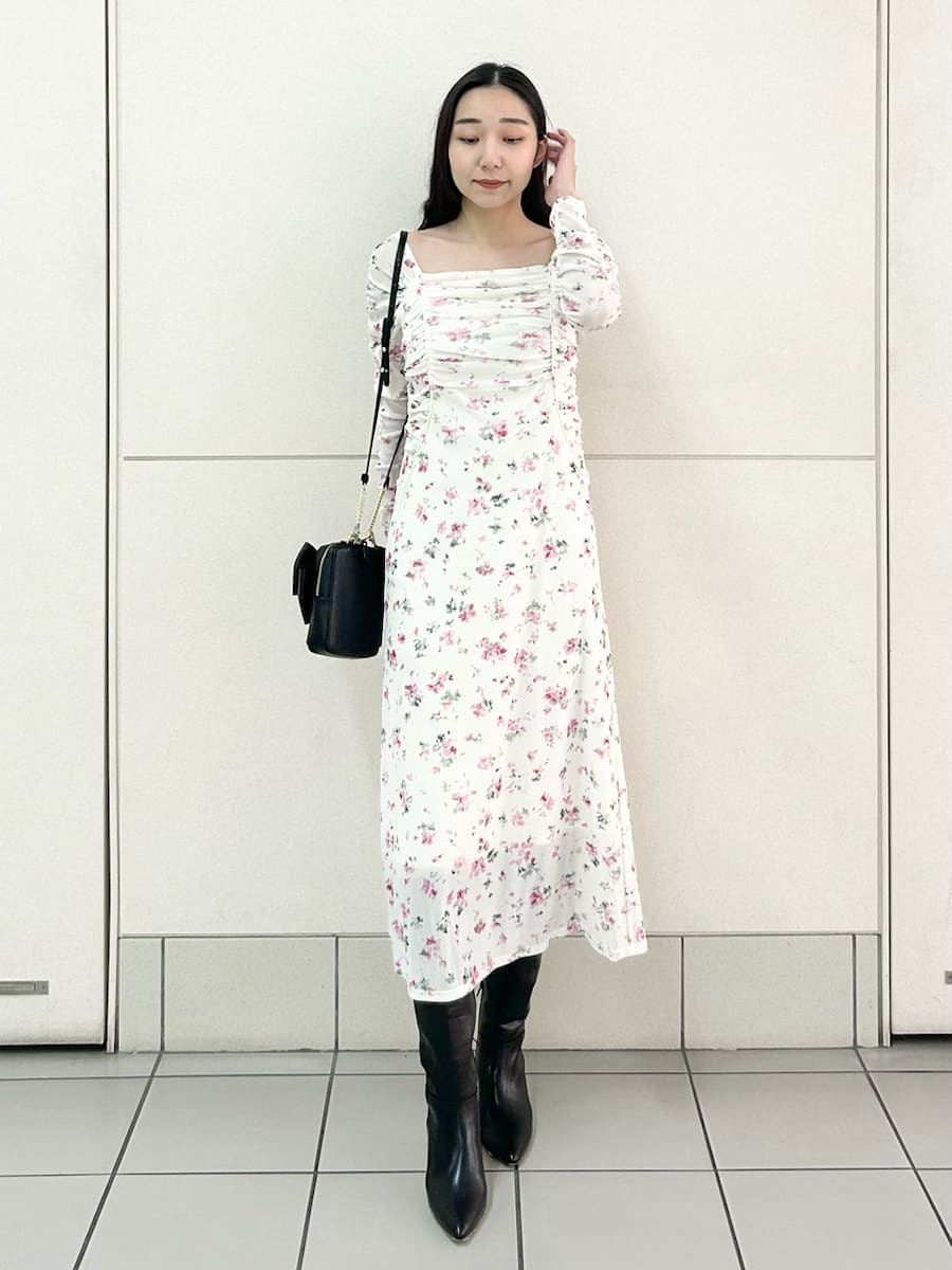 ブラック系のブーツ、ピンク系のワンピース、ブラック系のショルダーバッグを着用したレディースの冬コーディネートの2枚目の写真