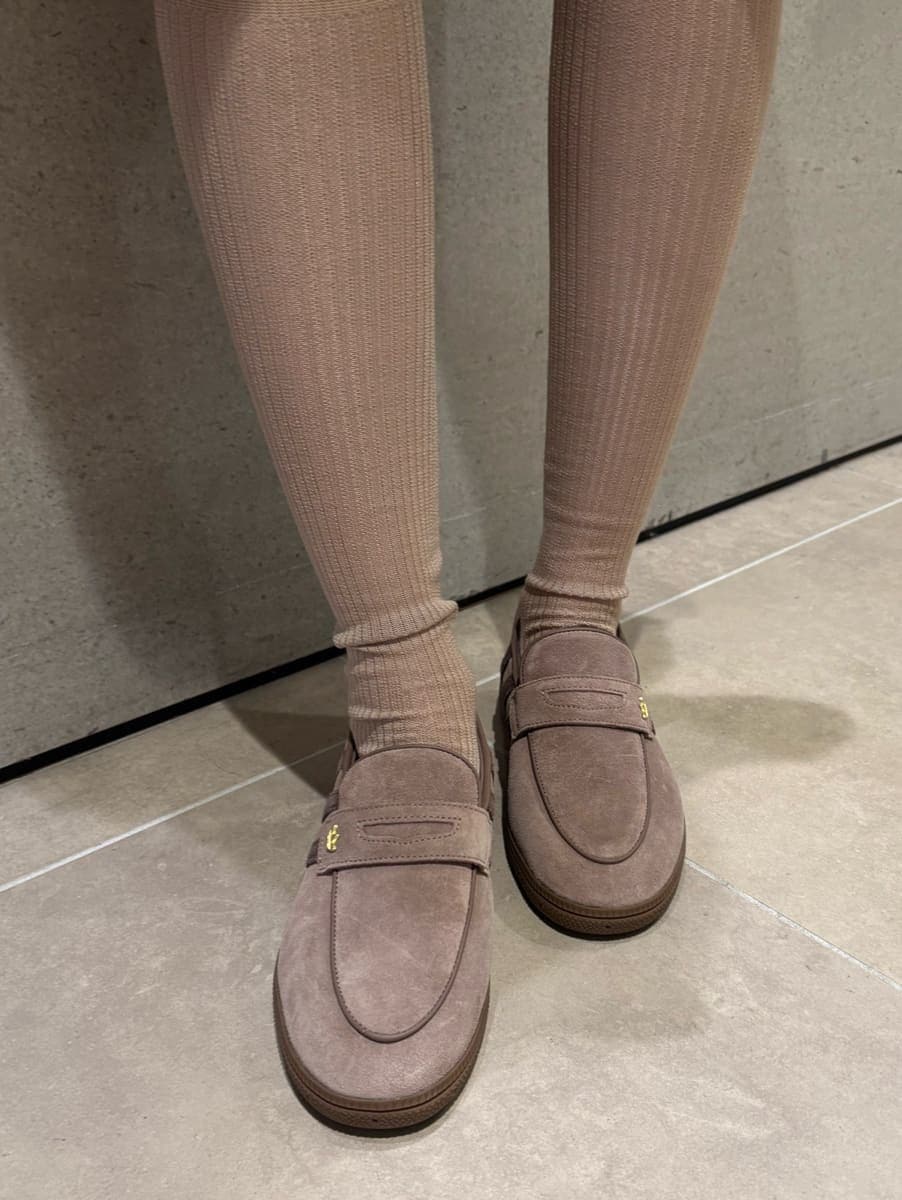 ブラウン系のその他パンツ、ベージュ系のポロシャツ、ブラック系のボストンバッグを着用したレディースの秋コーディネートの7枚目の写真