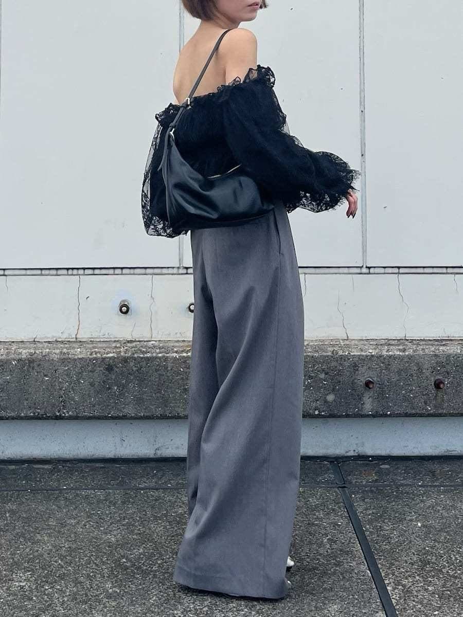 グレー系のその他パンツ、ブラック系のシャツ/ブラウス、その他のパンプスを着用したレディースの秋コーディネートの2枚目の写真