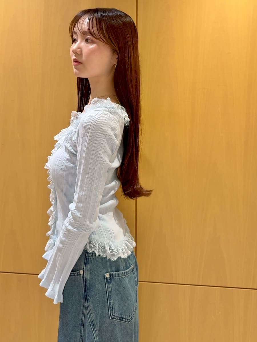 その他のサンダル、ブルー系のデニムパンツ、ブルー系のニット/セーターを着用したレディースの夏コーディネートの6枚目の写真