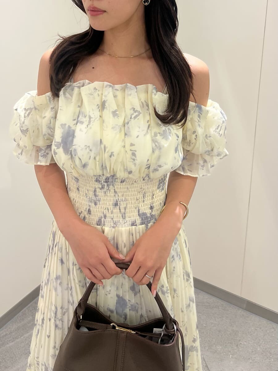 イエロー系のワンピース、その他のサンダルを着用したレディースの夏コーディネートの5枚目の写真
