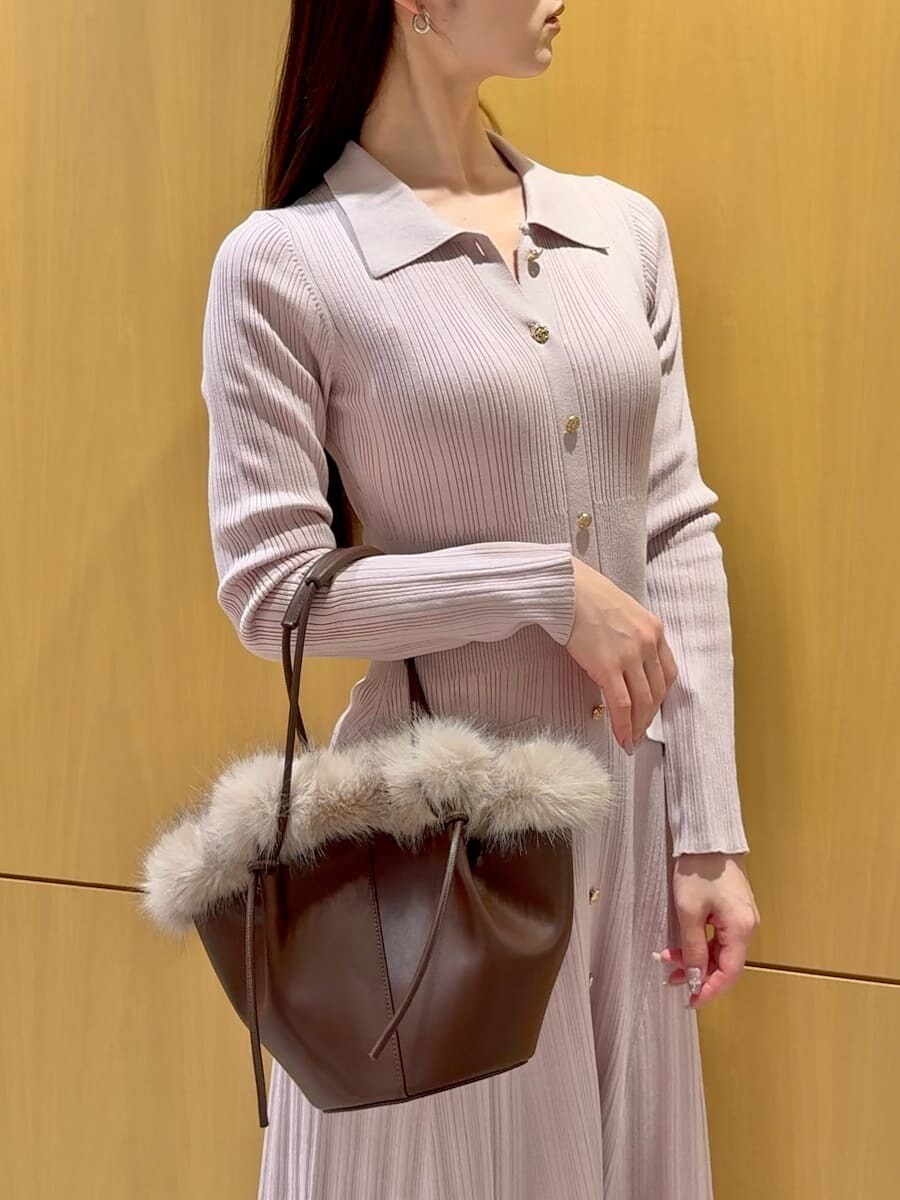 レッド系のブーツ、ブラウン系のステンカラーコート、ピンク系のワンピースを着用したレディースの秋コーディネートの9枚目の写真