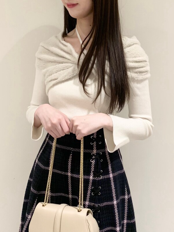 ブルー系のスカート、ホワイト系のニット/セーター、グレー系のブーツを着用したレディースの冬コーディネートの3枚目の写真