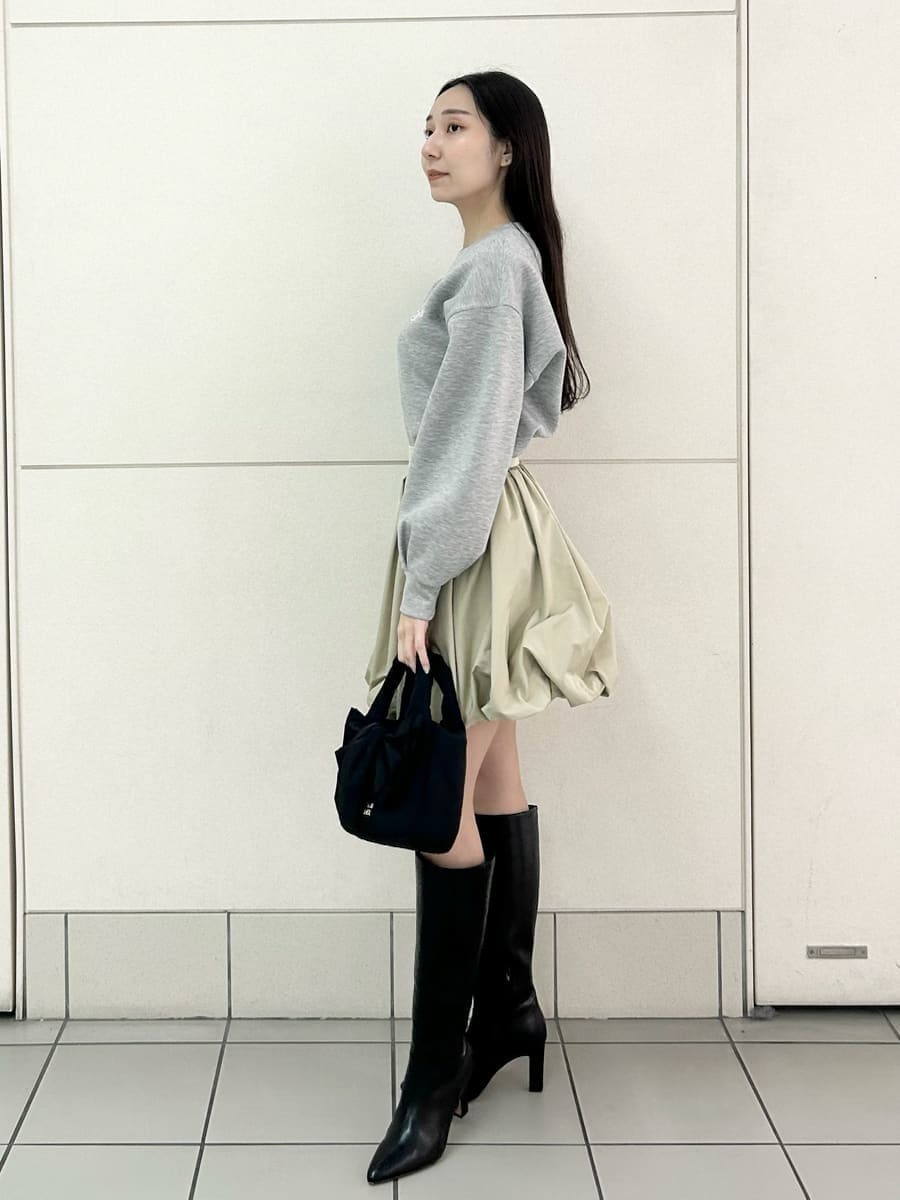 ブラック系のブーツ、グレー系のスウェット、ベージュ系のその他パンツを着用したレディースの冬コーディネートの3枚目の写真