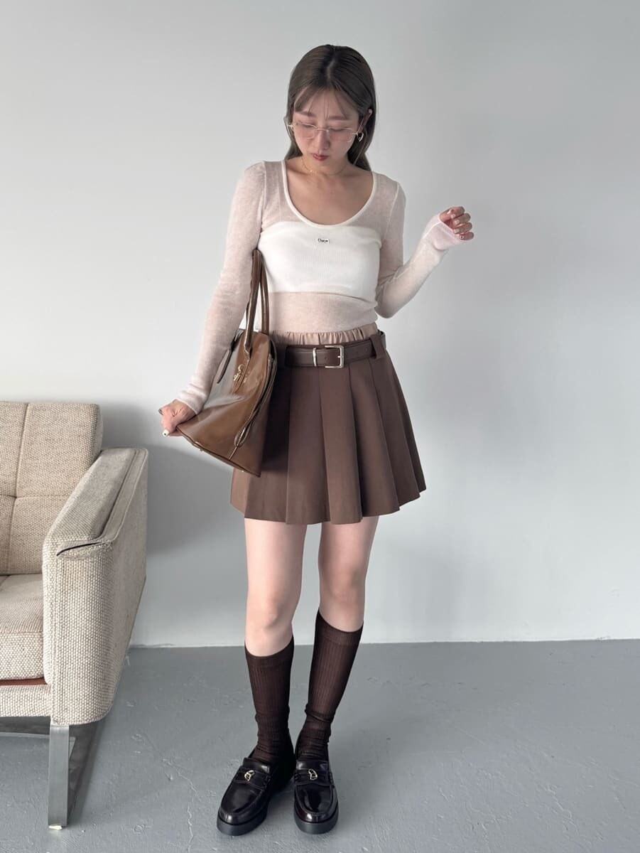 ホワイト系のニット/セーター、ブラウン系のその他パンツ、ブラウン系のハンドバッグを着用したレディースの夏コーディネートの9枚目の写真