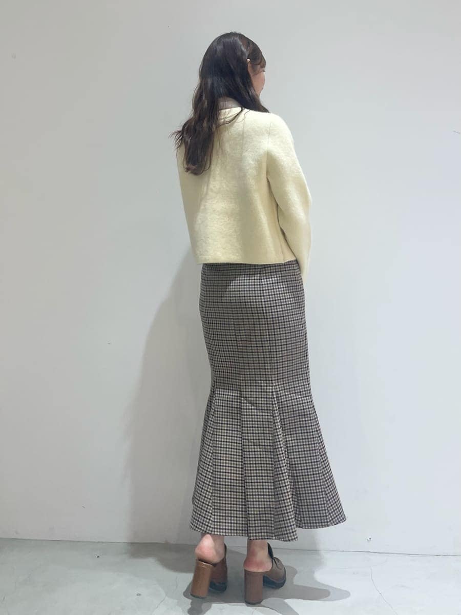 ホワイト系のニット/セーター、イエロー系のノーカラージャケット、その他のスカートを着用したレディースの秋コーディネートの3枚目の写真